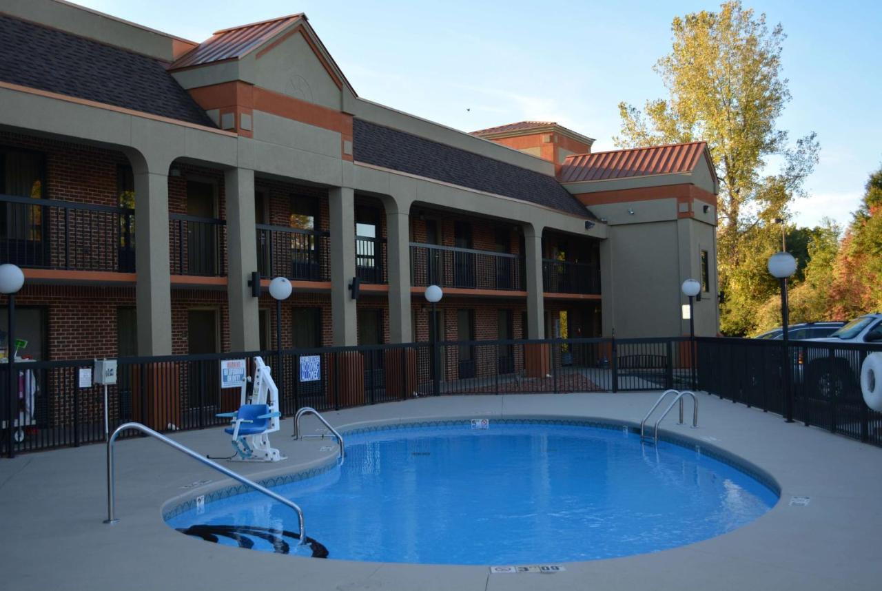 Super 8 By Wyndham Huntersville/Charlotte Area Екстер'єр фото